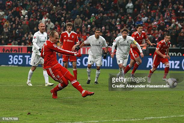 Arjen Robben of Muenchen scores his second team goal with a penalty kick during the Bundesliga match between FC Bayern Muenchen and SC Freiburg at...