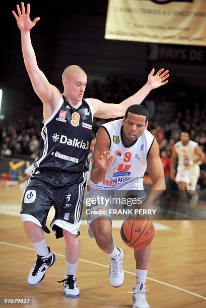 Cholet's Samuel Mejia vies with Gravelines' Ben Woodside during their French ProA basketball match Cholet vs Gravelines-Dunkerque on March 13, 2010...