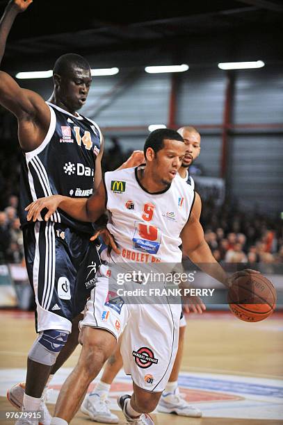 Cholet's Samuel Mejia vies with Gravelines' Frejus Zerbo during their French ProA basketball match Cholet vs Gravelines-Dunkerque on March 13, 2010...