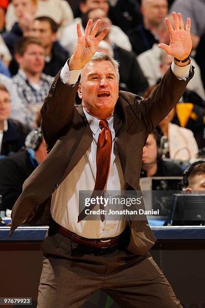 Head coach Bruce Weber of the Illinois Fighting Illini calls a play during their game against the Ohio State Buckeyes in the semifinals of the Big...