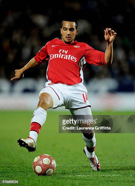 Theo Walcott of Arsenal on the ball during the Barclays Premier League match between Hull City and Arsenal at KC Stadium on March 13, 2010 in Hull,...