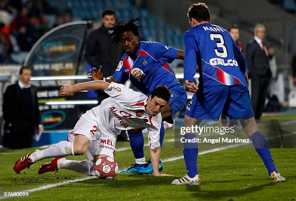 Aritz Aduriz of Mallorca fights for the ball with Derek Boateng and Mane Jimenez of Getafe during the La Liga match between Getafe and Mallorca at...