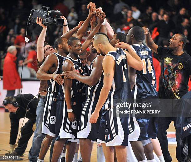 Gravelines' players celebrate after winning their Pro A basketball match against Cholet, on March 14, 2010 in Cholet. AFP PHOTO FRANK PERRY