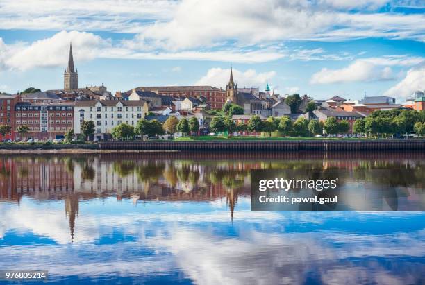 londonderry, derry noord-ierland-verenigd koninkrijk - derry northern ireland stockfoto's en -beelden