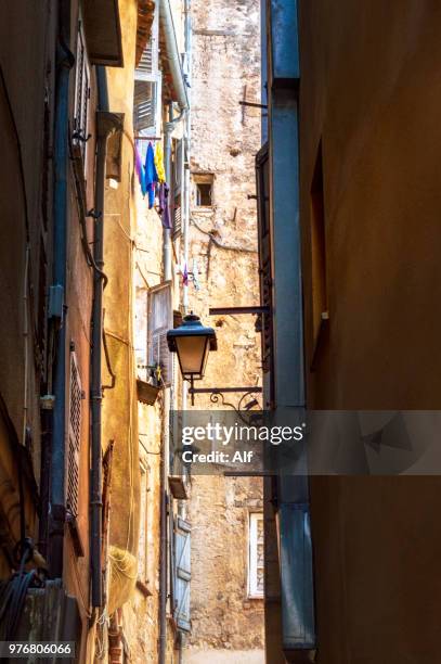 streets of historic town grasse, grasse, provence-alpes-côte d'azur, france - region provence alpes côte dazur stock-fotos und bilder