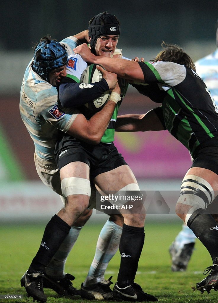 Montauban's player Emmanuel Etien (C) hi