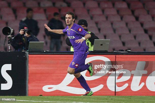 Alberto Gilardino of ACF Fiorentina celebrates the second goal after scoring during the Serie A match between SSC Napoli and ACF Fiorentina at Stadio...