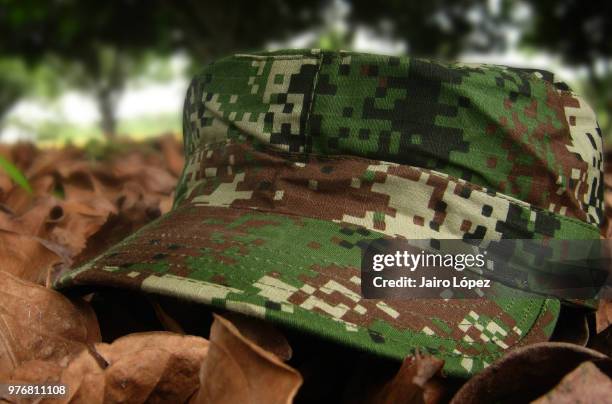 gorra pixelada - gorra stock pictures, royalty-free photos & images