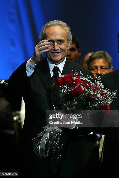 Tenor Jose Carreras receives flowers during his concert at Arena Monterrey in March 12, 2010 in Monterrey, Mexico.