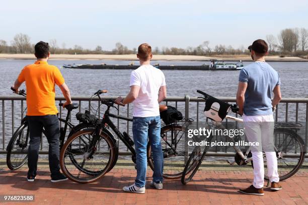 April 2018, Germany, Brake: Stefan, Milan and Thilo are taking a tour with their bicycles along the Weser river. Photo: Mohssen Assanimoghaddam/dpa