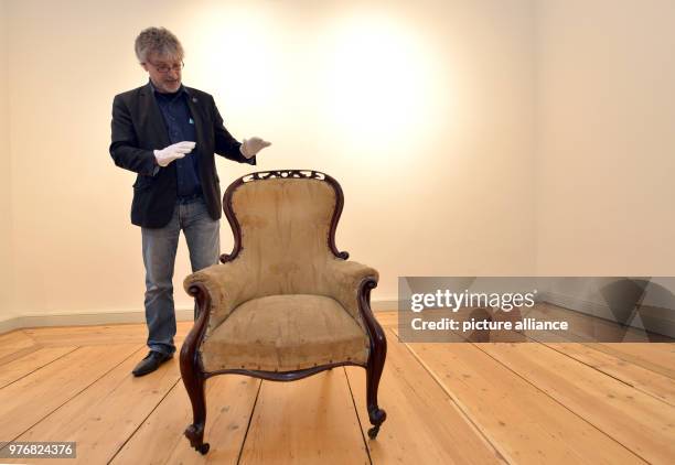 Dpatop - Art historian Peter Pfister of the Friedrich-Ebert-Foundation presents the armchair of philosopher and economic theorist Karl Marx at his...