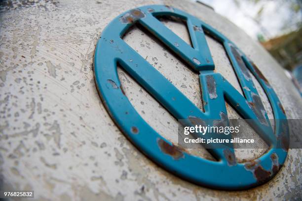 April 2018, Munich, Germany: The colors of a Volkswagen Bulli Logo have pealed off. Photo: Lino Mirgeler/dpa