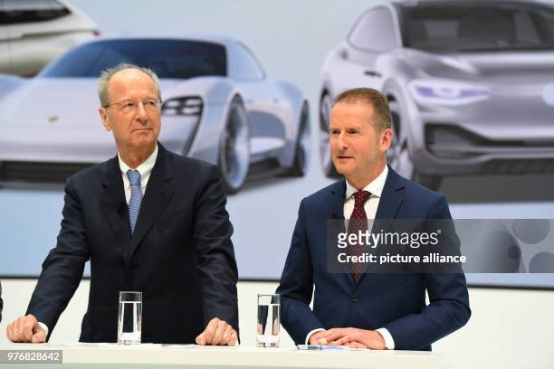 Niedersachsen, Wolfsburg: Herbert Diess , neuer Vorstandsvorsitzender der Volkswagen AG, und Hans Dieter Pötsch, Vorsitzender des Aufsichtsrats der...