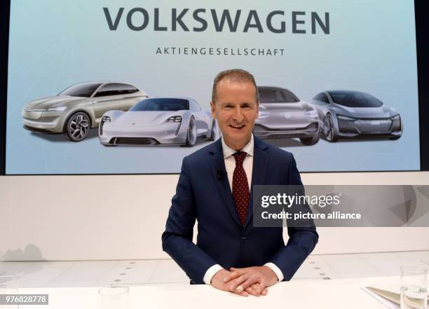 Niedersachsen, Wolfsburg: Herbert Diess, neuer Vorstandsvorsitzender der Volkswagen AG, gibt eine Pressekonferenz am Tag nach der...