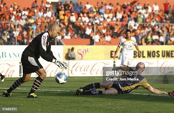 Goalkeeper of Jaguares Oscar Perez vies for the ball with Jesus Palacios of San Luis during their match as part of 2010 Bicentenario Tournament at...