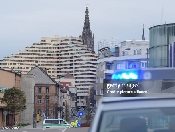 April 2018, Germany, Neu-Ulm: Police cars blocking off streets in the inner city. In the background is the Ulm Minster. A 500kg bomb from the second...