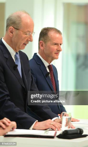 Niedersachsen, Wolfsburg: Herbert Diess , neuer Vorstandsvorsitzender der Volkswagen AG, und Hans Dieter Pötsch, Vorsitzender des Aufsichtsrats der...