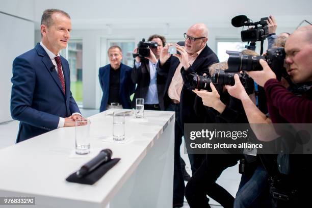 Niedersachsen, Wolfsburg: Herbert Diess, neuer Vorstandsvorsitzender der Volkswagen AG, gibt eine Pressekonferenz am Tag nach der...