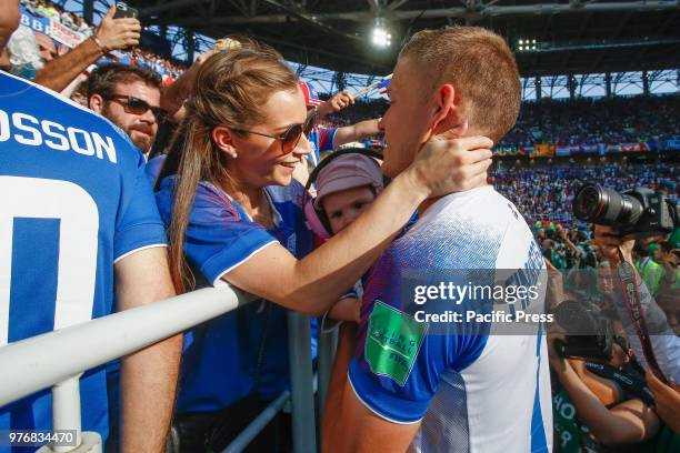 Finnbogason goes to the stands to talk to his family after the game between Argentina and Iceland valid for the first round of group D of the 2018...