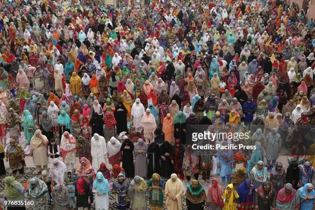 Large number of Pakistani faithful Muslims offer Eid al-Fitr prayers to celebrate the end of the holy month of Ramadan, at a historical Badshahi...