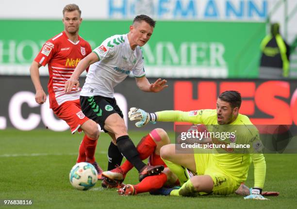 April 2018, Germany, Fuerth: Soccer, Second Bundesliga, SpVgg Greuther Fuerth vs Jahn Regensburg at Sportpark Ronhof Thomas Sommer: Fuerth's Fabian...