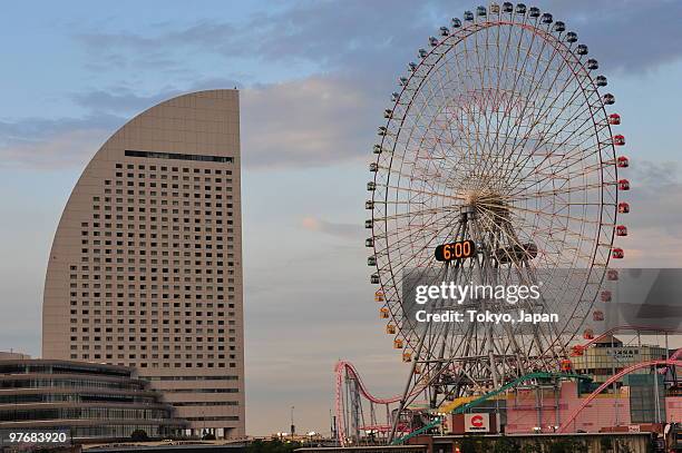 ferris wheel - minato mirai stockfoto's en -beelden