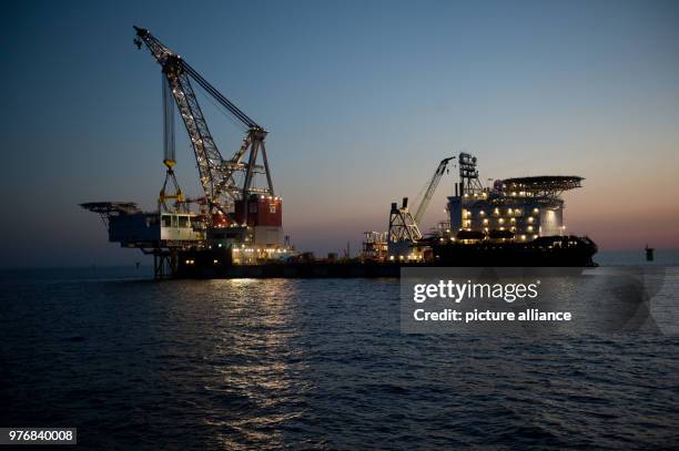 April 2018, Germany, Sassnitz: The 4,000 tons weighing transformer platform is being mounted with the help of crane ship 'Oleg Strashnov' at the...