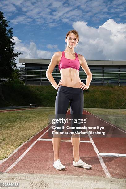 woman standing on athletic track - marcar o adversário imagens e fotografias de stock