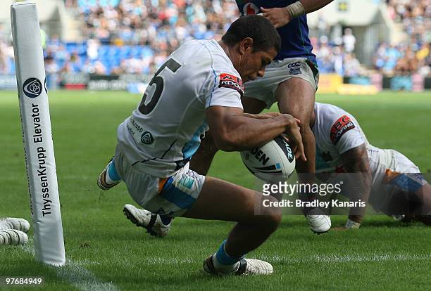 David Mead of the Titans scores a try during the round one NRL match between the Gold Coast Titans and the Warriors at Skilled Park on March 14, 2010...