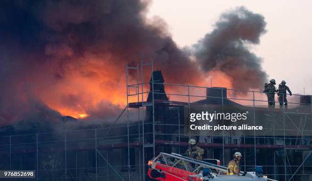 April 2018, Germany, Berlin: Dense smoke rises from the hall of the former slaughterhouse at the Landsberger Allee. A fire broke out on an area of...