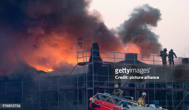 Dpatop - Dense smoke rises from a fire broke out on the hall of the former slaughterhouse at the Landsberger Allee, in Berlin, Germany, 14 April...