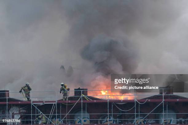 Dpatop - Dense smoke rises from A fire broke out on the hall of the former slaughterhouse at the Landsberger Allee, in Berlin, Germany, 14 April...