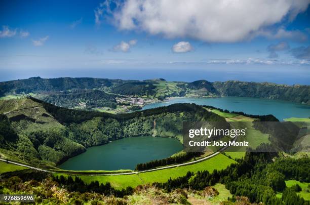 lagoa do santiago, sete cidades, azores - cidades foto e immagini stock