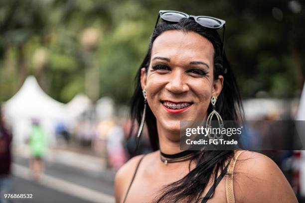 traverser l’homme s’habiller, porter les vêtements des personnages de sexe femme - travesti photos et images de collection