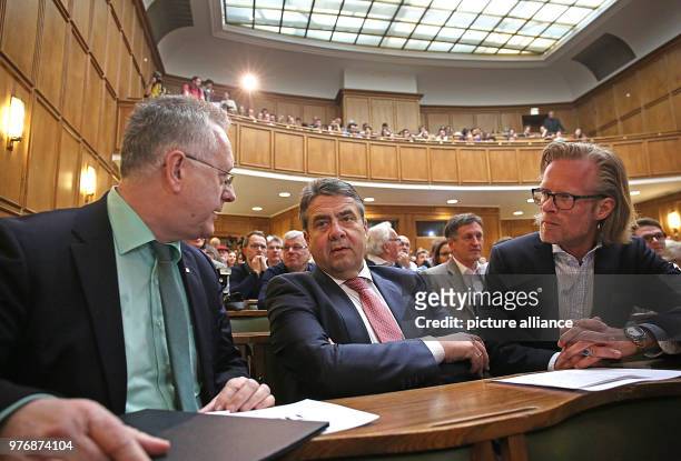 April 2018, Germany, Bonn: Sigmar Gabriel sitting between Michael Hoch , rector of the University of Bonn, and Volker Kronenberg, political...