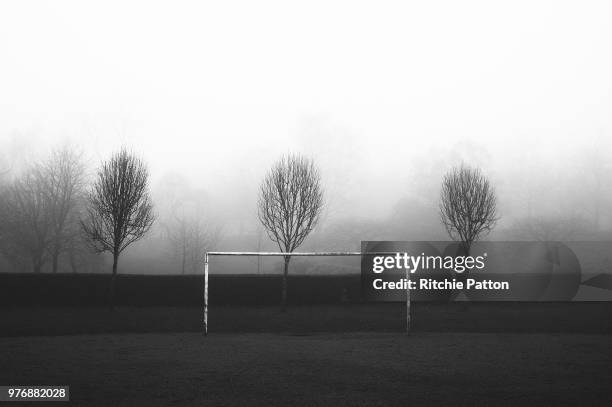 goal post in fog, kelvingrove, glasgow, scotland, uk - kelvingrove fotografías e imágenes de stock