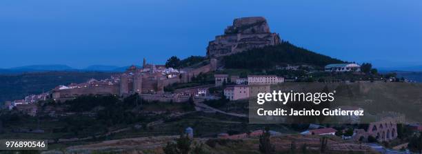 morella y su acueducto - acueducto stock-fotos und bilder