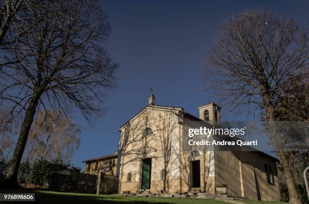 country church - tre quarti stock pictures, royalty-free photos & images