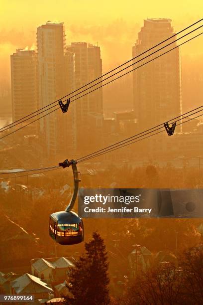 cable car over city, portland, oregon, usa - portland oregon stock-fotos und bilder