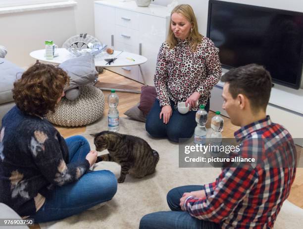 March 2018, Germany, Berlin: Melanie Erker and Florian Kuehnel receive advice from a cat therapist Birga Dexel on how to conduct excersises with...