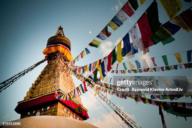 buddhist prayer flags on boudhanath stupa, kathmandu, nepal - bodnath stock-fotos und bilder