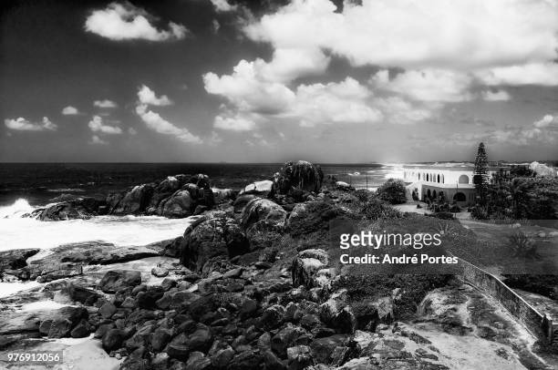 house on rocky beach, brazil - océano atlántico sur fotografías e imágenes de stock