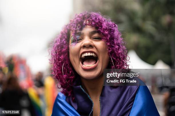 retrato de la muchacha de cabello rosado - purple hair fotografías e imágenes de stock