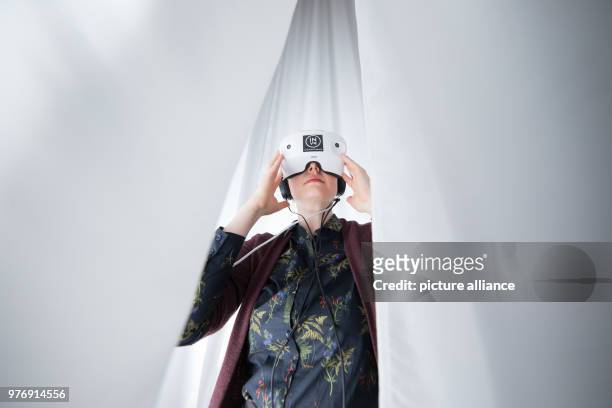 Dpatop - 17 April 2018, Osnabrueck, Germany: An exhibition assistant wearing the virtual reality glasses for the installation "Rhizomat VR" by the...