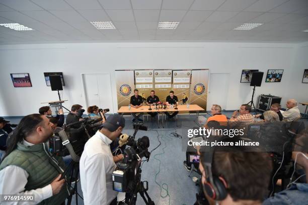 April 2018, Germany, Berlin: Alexander Morel, press spokesman of the Germany ice hockey team, coach Marco Sturm, and NHL player Leon Draisaitl hold a...