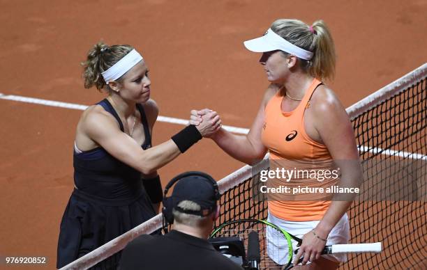 April 2018, Stuttgart, Germany: Tennis: WTA-Tour - Stuttgart, Singles, Ladies: Germany's Laura Siegemund and Coco Vandeweghe from the US shaking...