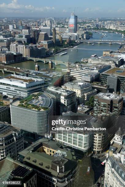 london, england.  view over the city and the river from the sky garden in 20 fenchurch street, nicknamed the walkie talkie building. - radio fluss draussen stock-fotos und bilder