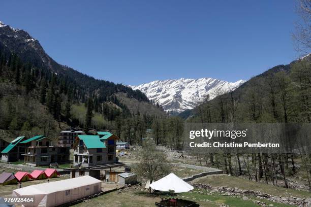 solang, a village in himachal pradesh, india that is a centre for adventure sports.  looking down the solang valley to friendship peak (5289m) - pemberton valley stock pictures, royalty-free photos & images