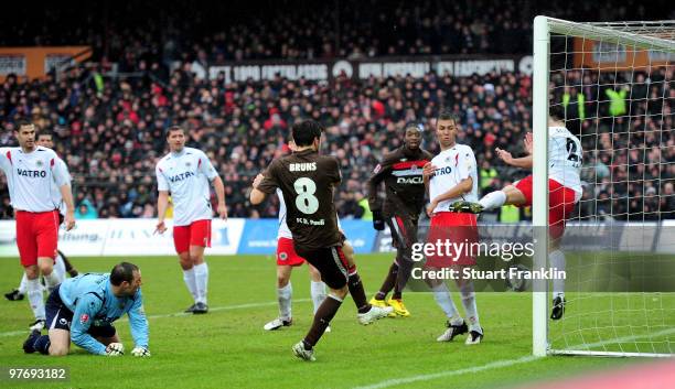 Florian Bruns of St. Pauli scores the fourth goal during the Second Bundesliga match between FC St. Pauli and Rot-Weiss Oberhausen at the Millerntor...