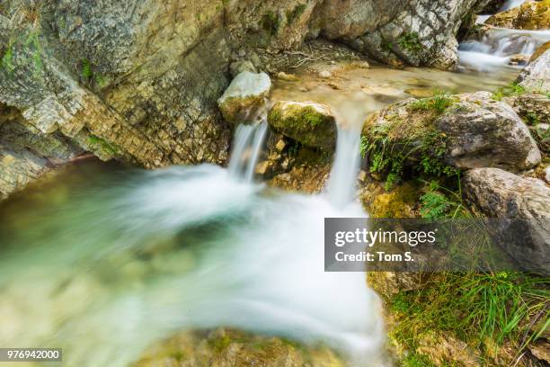 slow shutter stream - slow shutter stockfoto's en -beelden